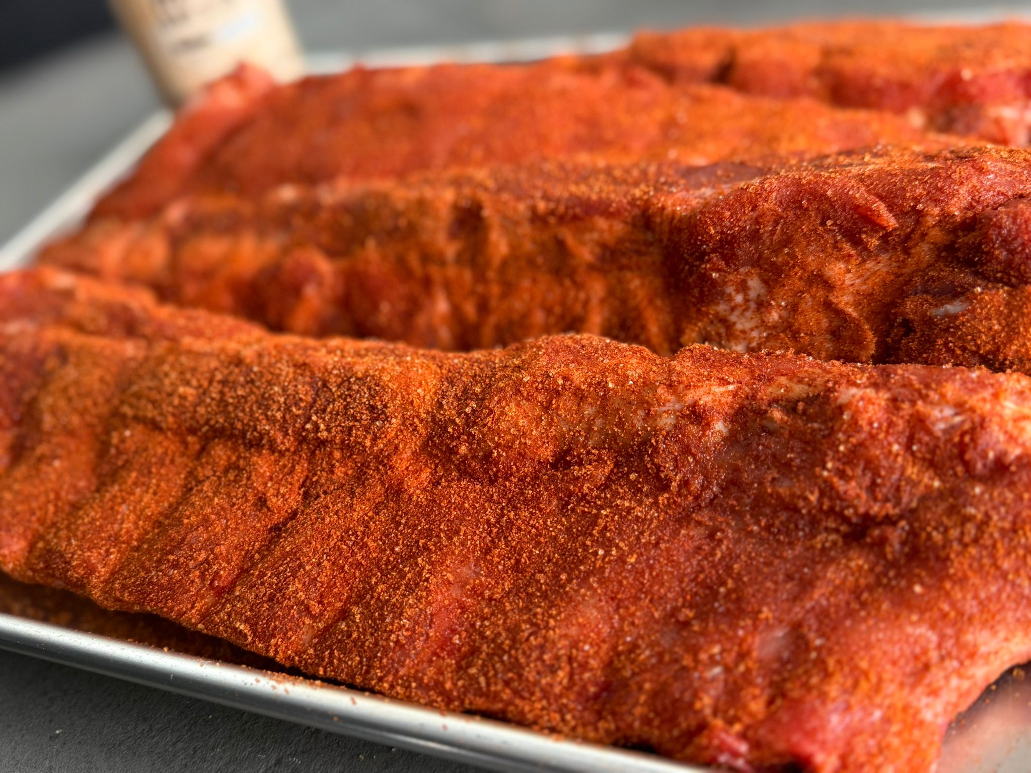 Na het aanbrengen van de rub - zie hoe gelijkmatig de kruiding verdeeld is