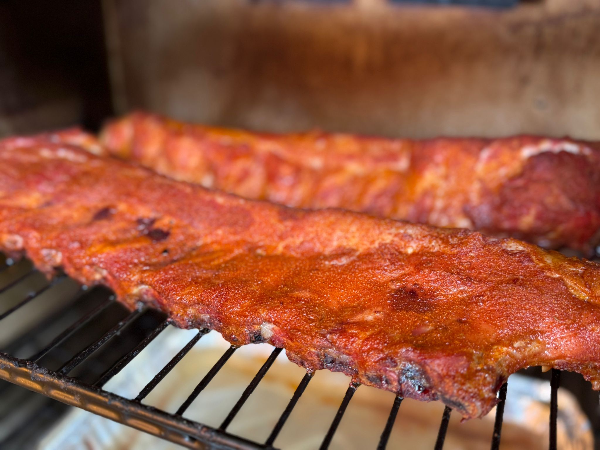 Ribs tijdens het roken in de smoker - kijk die mooie rook kleur