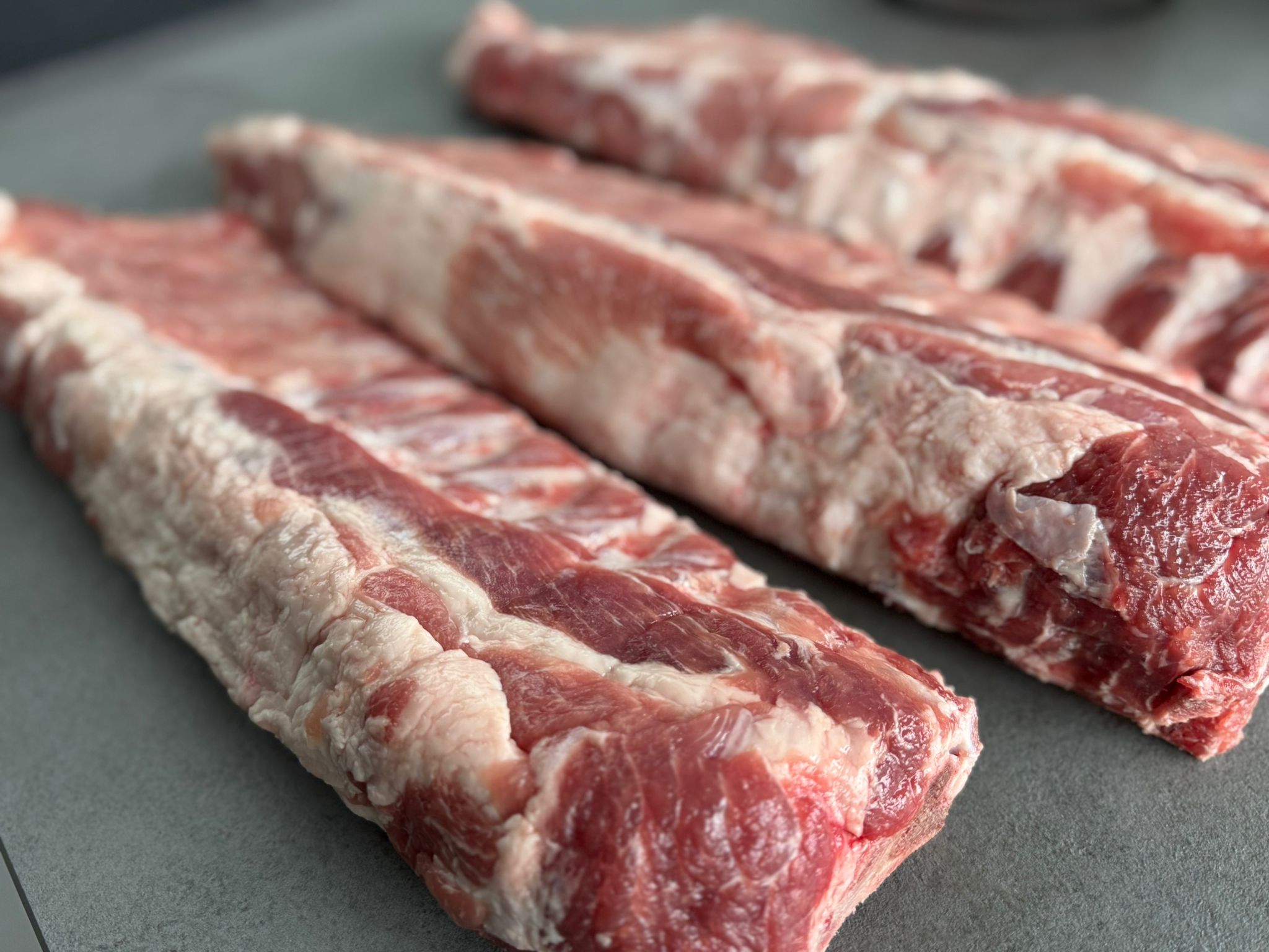 Let goed op het overtollige vet dat nog weggetrimd moet worden