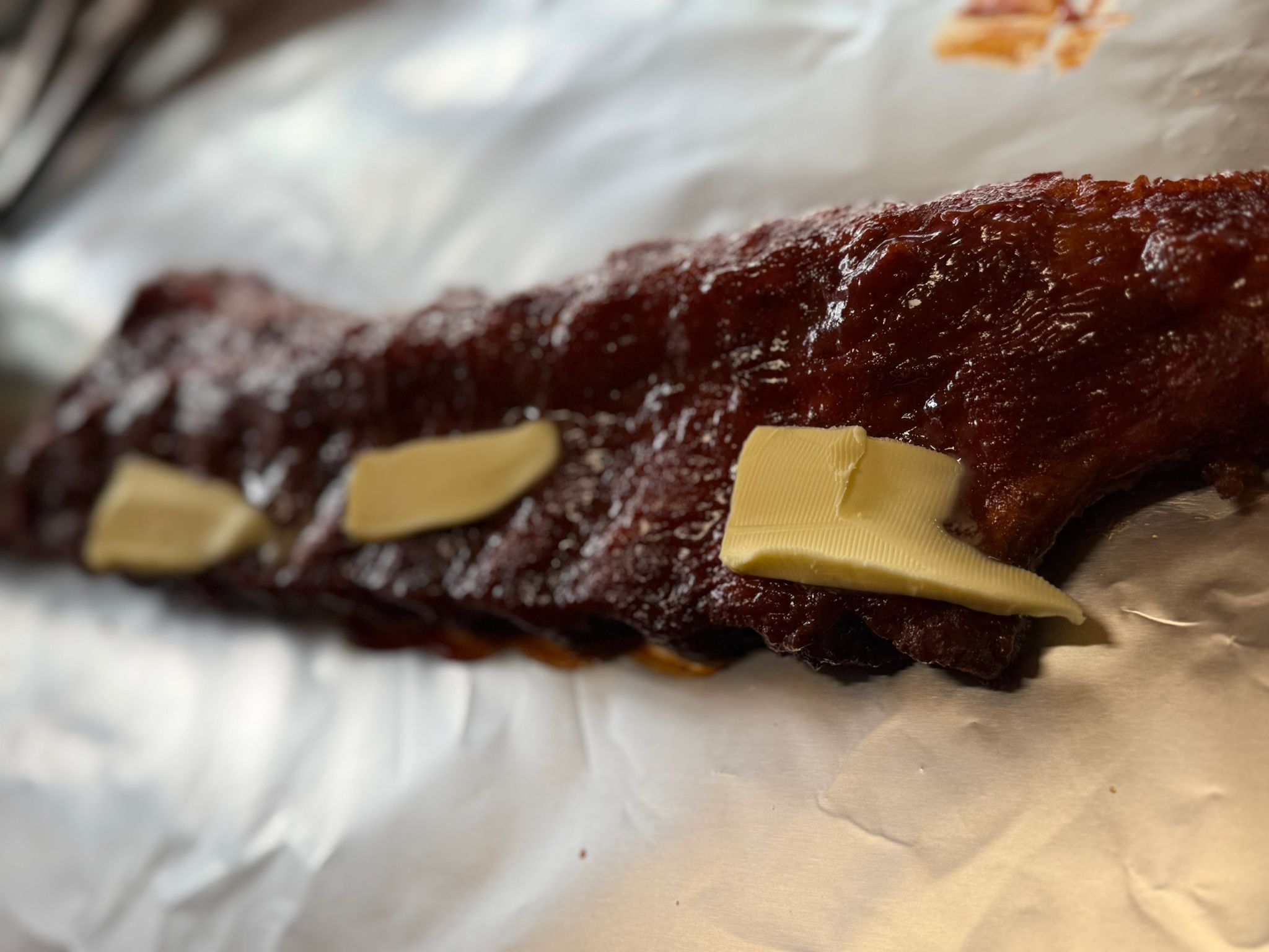 Spareribs na 3 uur roken - klaar om ingepakt te worden